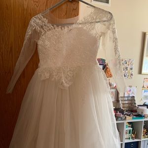 Flower girl dress. Perfect for size 7-8.